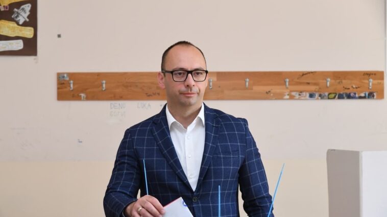 Simić: Promena prisustva KFOR-a na Ibru i kod Visokih Dečana suprotna interesima Srba Simić: Promena prisustva KFOR-a na Ibru i kod Visokih Dečana suprotna interesima Srba
