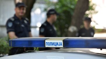 MUP: Prijava protiv maloletnika (17) koji je skinuo i bacio zastave SNS