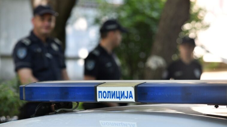 MUP: Prijava protiv maloletnika (17) koji je skinuo i bacio zastave SNS MUP: Prijava protiv maloletnika (17) koji je skinuo i bacio zastave SNS