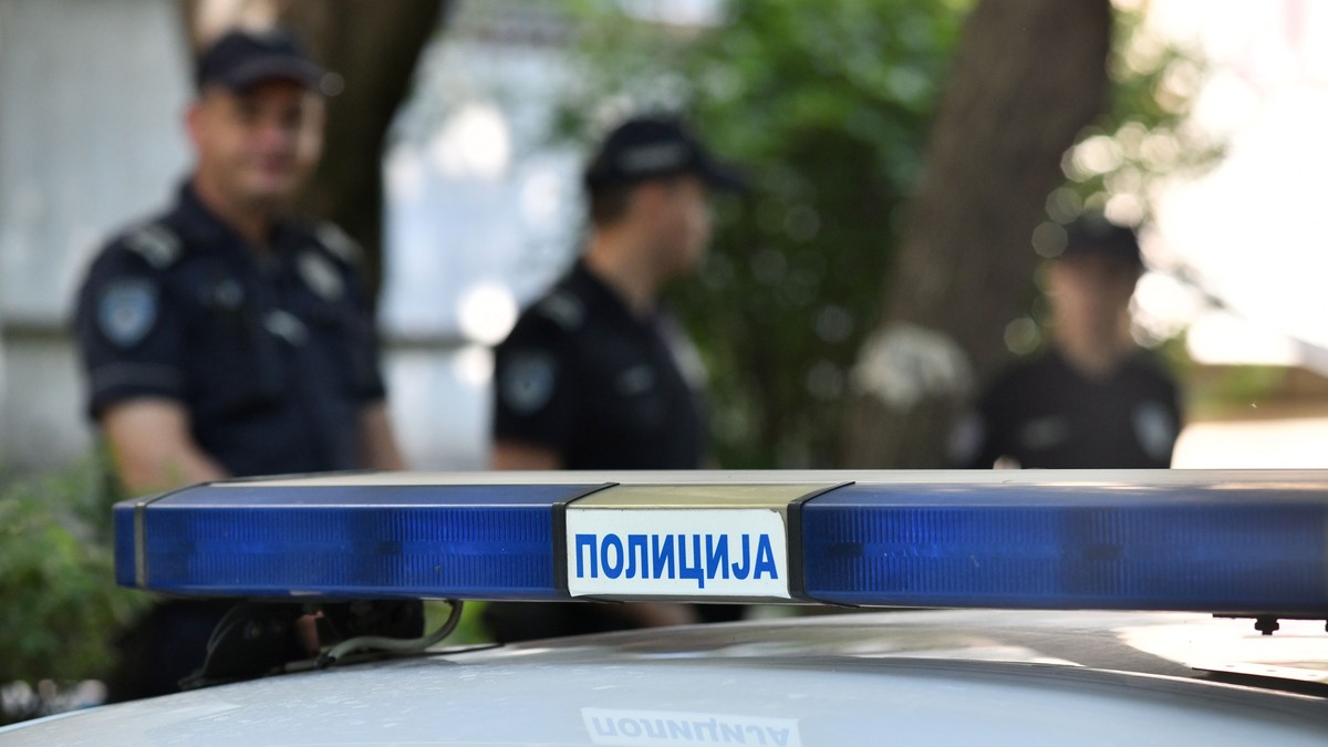 MUP: Prijava protiv maloletnika (17) koji je skinuo i bacio zastave SNS