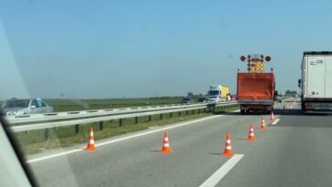 Udes na auto-putu “Miloš Veliki” kod Uba: Električni automobil se zakucao u kamion