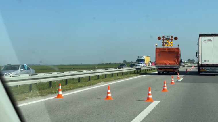 Udes na auto-putu “Miloš Veliki” kod Uba: Električni automobil se zakucao u kamion
