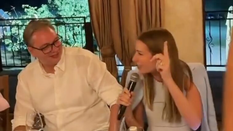 Vučić objavio snimak iz kafane: Ministarka s mikrofonom, zapevao i predsednik Vučić objavio snimak iz kafane: Ministarka s mikrofonom, zapevao i predsednik