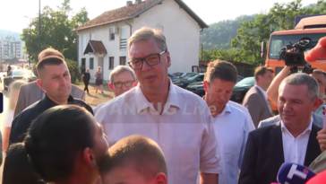 Vučić u poseti sedam socijalno ugroženih porodica u Medveđi