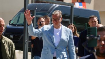 Vučić u Prijepolju slušao probleme građana: Javite mu da se vrati sa mora i reši ovo!
