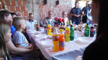 Dečak u Blacu rekao da hoće paradajz, Vučić i ostali prisutni prasnuli u smeh