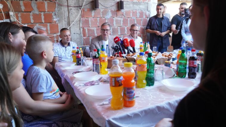 Dečak u Blacu rekao da hoće paradajz, Vučić i ostali prisutni prasnuli u smeh Dečak u Blacu rekao da hoće paradajz, Vučić i ostali prisutni prasnuli u smeh