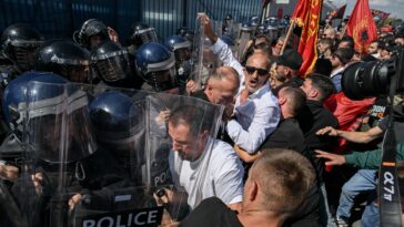 Neredi u Prištini i tokom noći zbog presude Tačiju: Zapalili deo zgade Euleksa