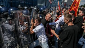 Neredi u Prištini nakon presude Tačiju: Probali da uđu u zgradu Euleksa