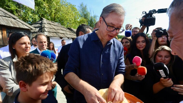 Vučić obilazi etno-selo “Moravski konaci”: Šta god da sam pokušao da razgovaram, nije bilo agrumenata Vučić obilazi etno-selo “Moravski konaci”: Šta god da sam pokušao da razgovaram, nije bilo agrumenata