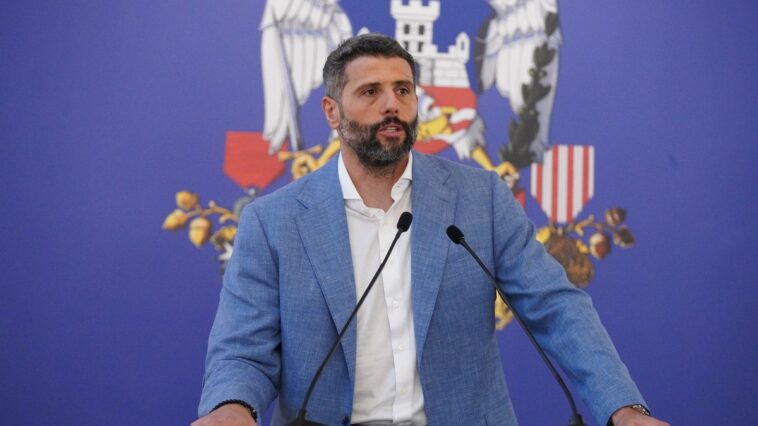 Oglasio se Šapić nakon što ga je odbornica pokreta Kreni-promeni optužila da ju je napao Oglasio se Šapić nakon što ga je odbornica pokreta Kreni-promeni optužila da ju je napao