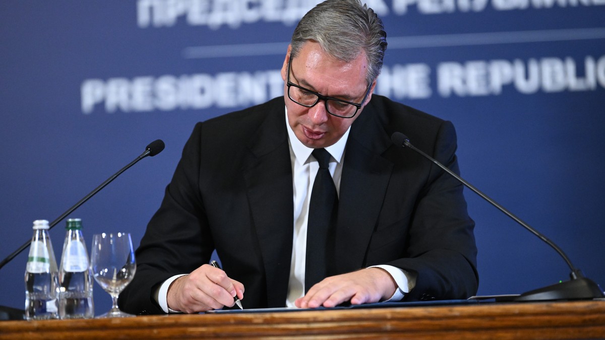 Aleksandar Vučić podneo ostavku na funkciju predsednika Srbije