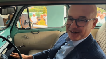 (Video) Miloš Vučević u Kragujevcu seo u čuvenu “fiću”, i prisetio se mladalačkih dana