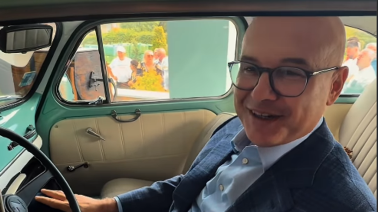 (Video) Miloš Vučević u Kragujevcu seo u čuvenu “fiću”, i prisetio se mladalačkih dana
