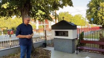 Vučić u Duboni i Malom Orašju položio vence na spomenike žrtvama masovnog ubistva