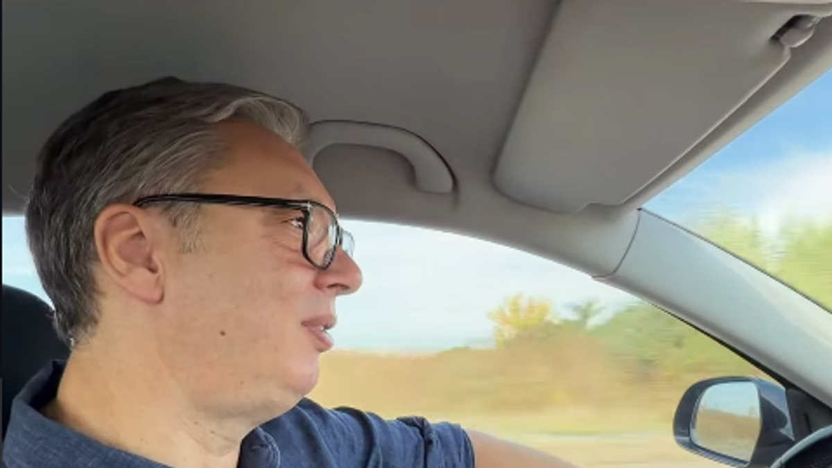 Vučić u vožnji kroz Srbiju: Sam vozi auto, sluša Tomu Zdravkovića