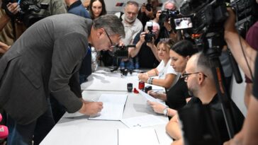 Vučić potpisao podršku listi SNS na parlamentarnim izborima