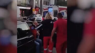 Aktivista SNS (81) gurnut na vozilo u pokretu u Mirijevu (Video)