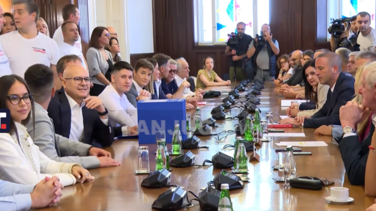 RIK-u predato više od 220.000 i potpisa za listu “Aleksandar Vučić – Ujedinjena Srbija” RIK-u predato više od 220.000 i potpisa za listu “Aleksandar Vučić – Ujedinjena Srbija”