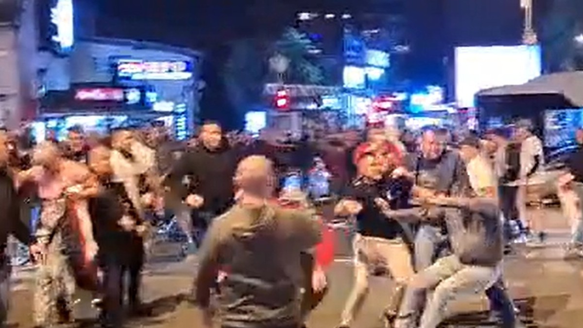 Ilija Srdanović prišao pristalicama SNS u Novom Sadu, krenula tuča