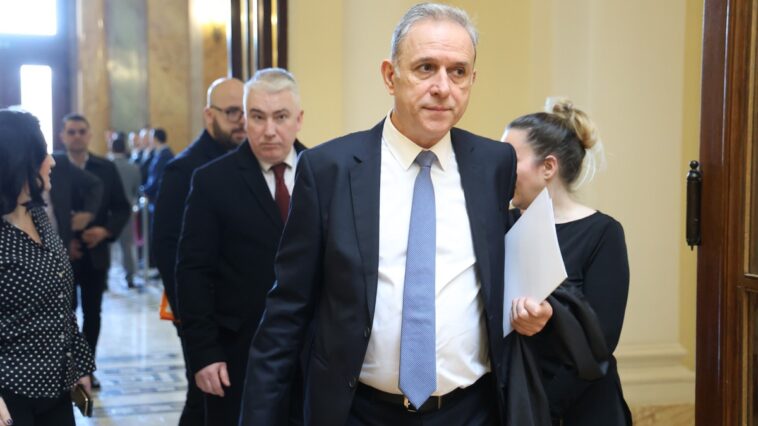 Ponoš žestoko kritikovao DS i pojedince na Studentskoj listi: Prilika da se operu biografije u tuđoj veš mašini Ponoš žestoko kritikovao DS i pojedince na Studentskoj listi: Prilika da se operu biografije u tuđoj veš mašini
