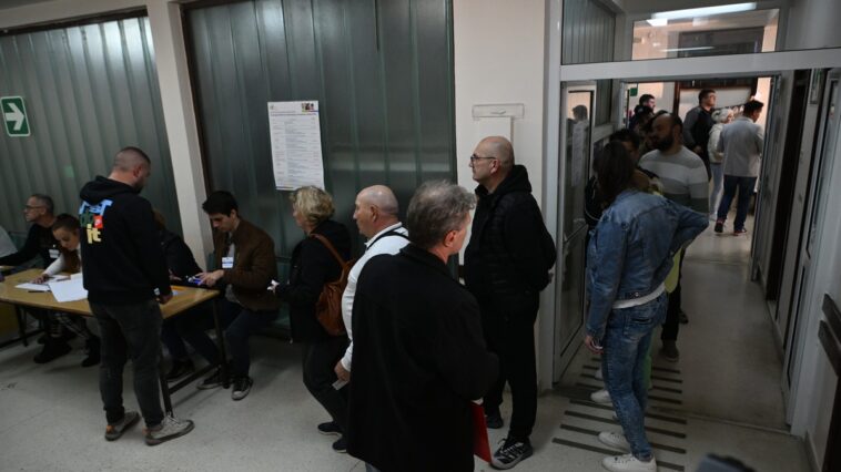 Predsednik biračkog odbora na Zvezdari: Do 15.00 sati glasalo 60 odsto birača Predsednik biračkog odbora na Zvezdari: Do 15.00 sati glasalo 60 odsto birača