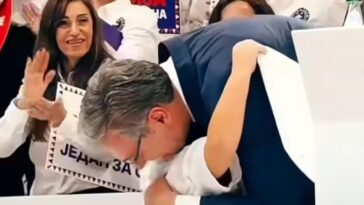 Dečak prekinuo Vučićev govor na skupu u Kragujevcu: Doneo mu poruku i zagrlio ga