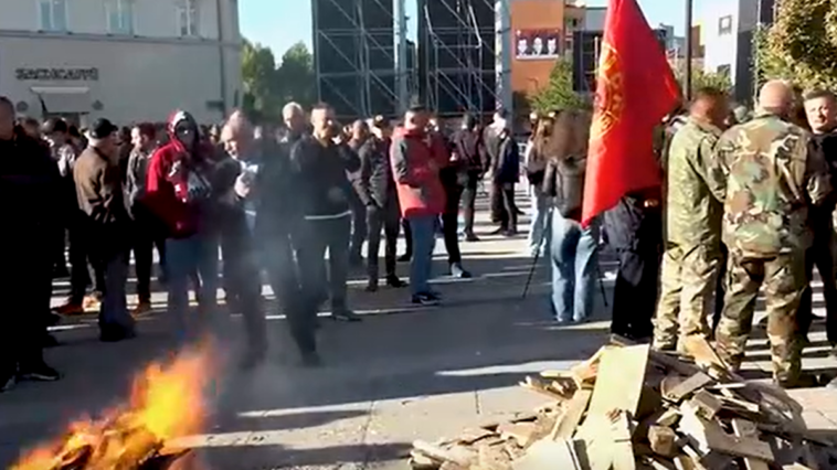 Opsadno stanje u Prištini, bivši pripadnici tzv. OVK blokirali skupštinu (Video) Opsadno stanje u Prištini, bivši pripadnici tzv. OVK blokirali skupštinu (Video)