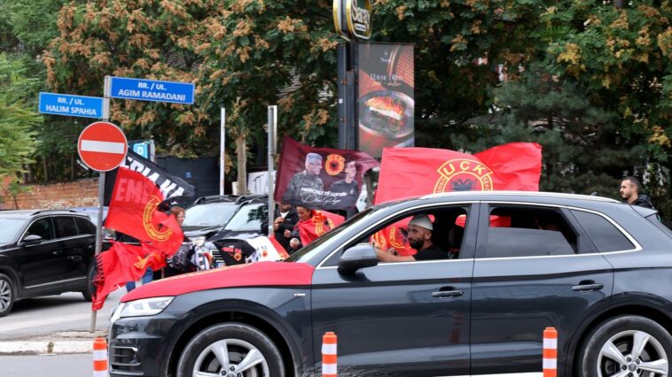 Na aerodromu u Prištini protest pristalica tzv. OVK pred dolazak Ursule fon der Lajen Na aerodromu u Prištini protest pristalica tzv. OVK pred dolazak Ursule fon der Lajen