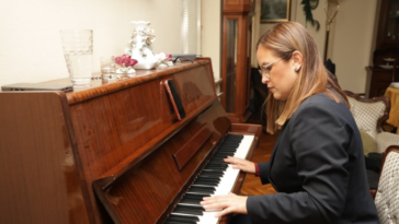 Sara Pavkov posetila Kikindu: Obišla radove, uživala u domaćoj hrani i zasvirala klavir