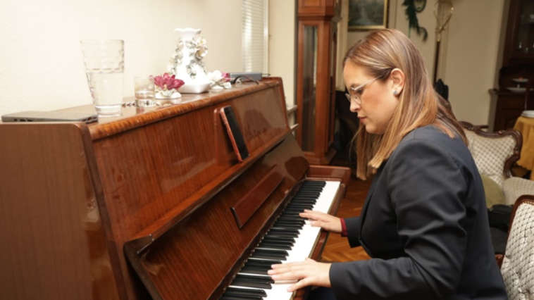 Sara Pavkov posetila Kikindu: Obišla radove, uživala u domaćoj hrani i zasvirala klavir Sara Pavkov posetila Kikindu: Obišla radove, uživala u domaćoj hrani i zasvirala klavir