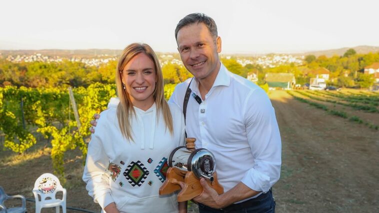 Siniša Mali i Milica Zavetnica pravili gulaš i pekli rakiju u vinogradu Kaluđerici Siniša Mali i Milica Zavetnica pravili gulaš i pekli rakiju u vinogradu Kaluđerici