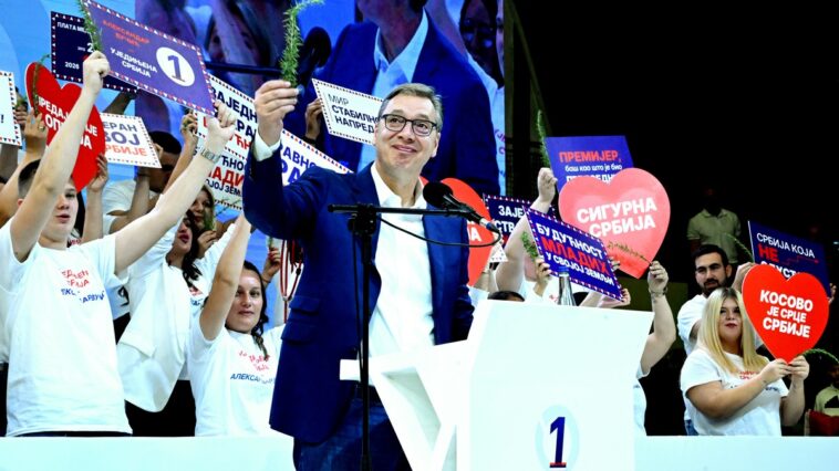 Vučić na skupu u Lazarevcu: Kurtijev poslanik nosi majicu “studenti pobeđuju” Vučić na skupu u Lazarevcu: Kurtijev poslanik nosi majicu “studenti pobeđuju”