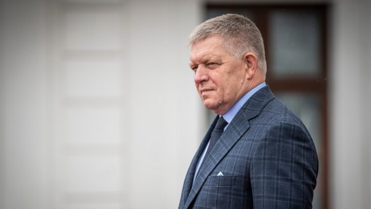 Fico zbog viroze propušta proslavu na Dukli. Uveče, međutim, planira da otputuje na miting Vučićeve stranke Fico zbog viroze propušta proslavu na Dukli. Uveče, međutim, planira da otputuje na miting Vučićeve stranke