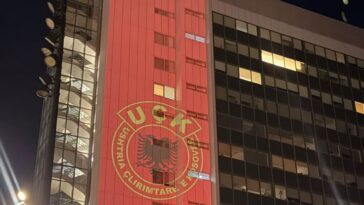 Skandal u Prištini! Zgrada vlade privremenih institucija samouprave osvetljena u bojama tzv. OVK