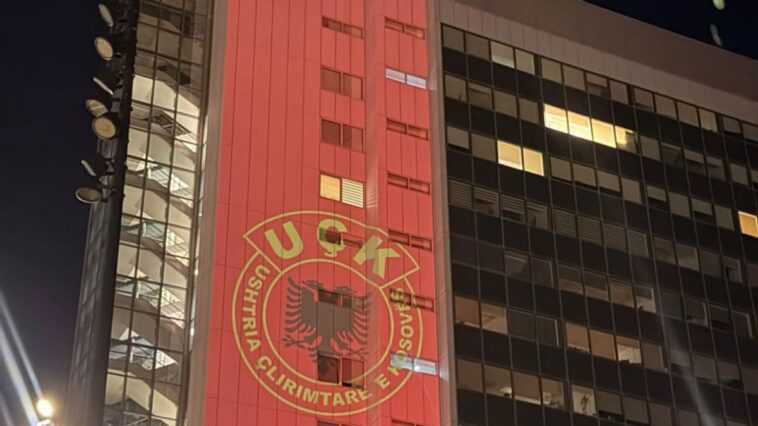 Skandal u Prištini! Zgrada vlade privremenih institucija samouprave osvetljena u bojama tzv. OVK Skandal u Prištini! Zgrada vlade privremenih institucija samouprave osvetljena u bojama tzv. OVK