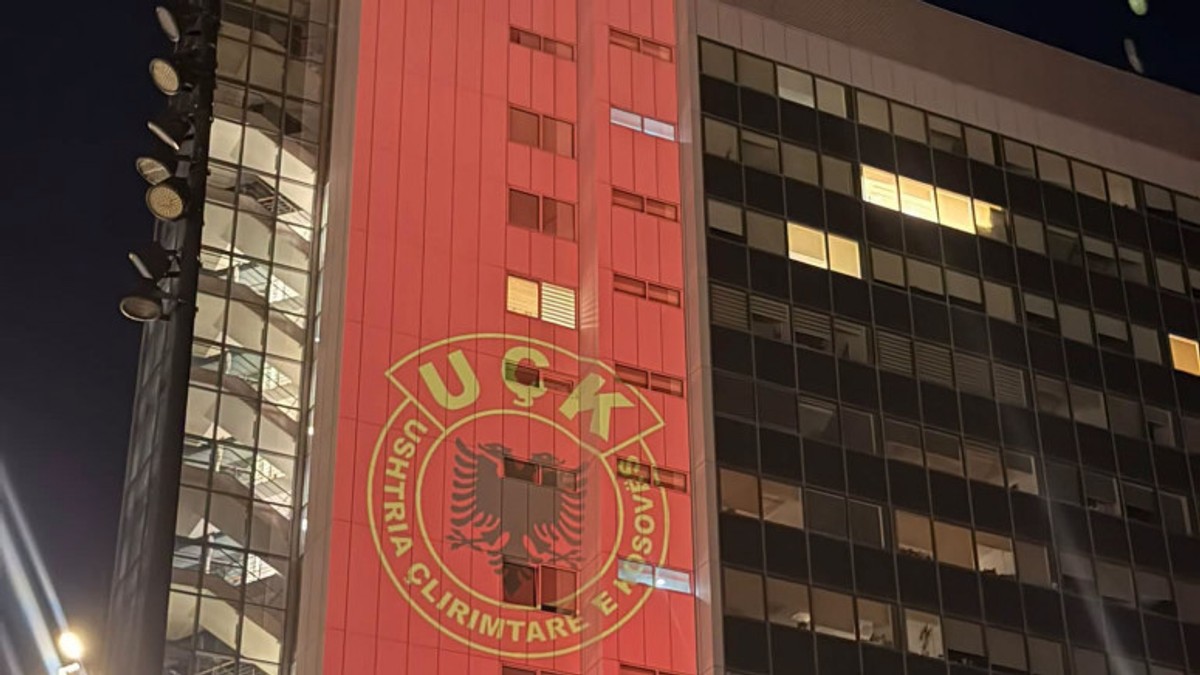 Skandal u Prištini! Zgrada vlade privremenih institucija samouprave osvetljena u bojama tzv. OVK