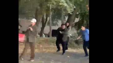 Nemanja Šarović jurio i napao aktivistu SNS na Tošinom bunaru