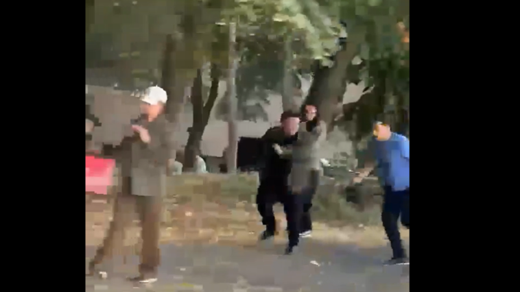 Nemanja Šarović jurio i napao aktivistu SNS na Tošinom bunaru Nemanja Šarović jurio i napao aktivistu SNS na Tošinom bunaru