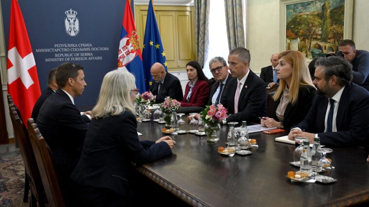 Đurić sa članvima PGP Švajcarska – Srbija o daljem unapređenju bilateralne saradnje Đurić sa članvima PGP Švajcarska – Srbija o daljem unapređenju bilateralne saradnje