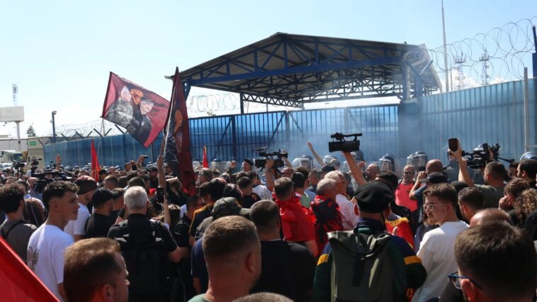 Totalni haos u Prištini: Pristalice tzv. OVK blokirale vladu i skupštinu