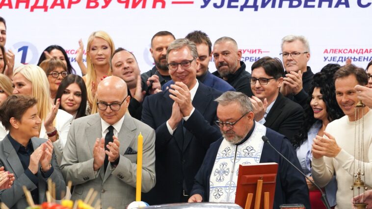 Vučić se obratio na slavi SNS: Progoniće nas i goniti, ali svi članovi moje porodice su u Srbiji Vučić se obratio na slavi SNS: Progoniće nas i goniti, ali svi članovi moje porodice su u Srbiji