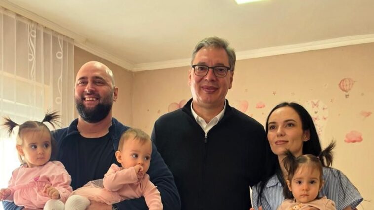 Vučić obišao prve trojke u Srbobranu: “Ovo je najlepša priča u Srbiji”