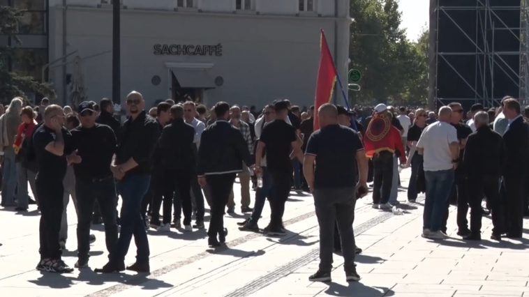 Pristalice tzv. OVK ponovo na ulicama u Prištini, čeka se glasanje o Zakonu o Specijalizovanim većima Pristalice tzv. OVK ponovo na ulicama u Prištini, čeka se glasanje o Zakonu o Specijalizovanim većima