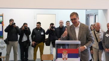 Aleksandar Vučić glasao na Novom Beogradu: U redu čekao sa suprugom Tamarom
