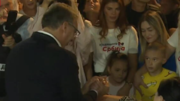 Ženi se slošilo u Bačkoj Palanci, Vučić odmah prekinuo govor i sišao u publiku