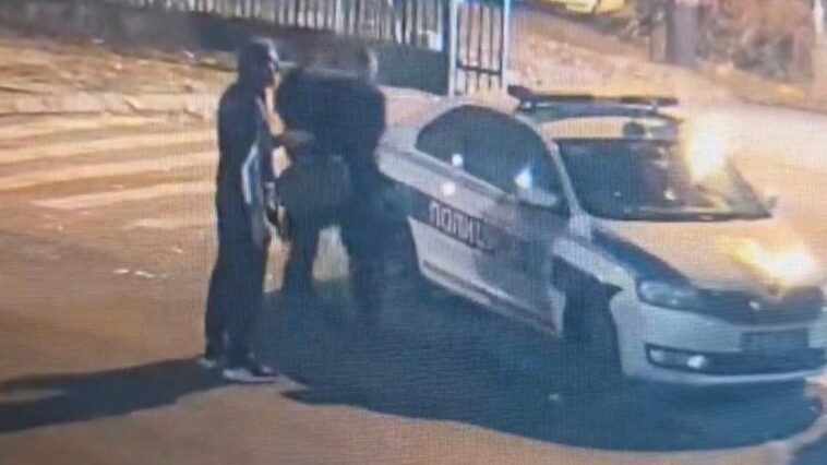 Snimak sa nadzorne kamere dokaz kada je Šapić predao oružje policiji Snimak sa nadzorne kamere dokaz kada je Šapić predao oružje policiji