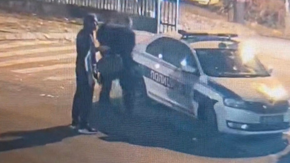 Snimak sa nadzorne kamere dokaz kada je Šapić predao oružje policiji