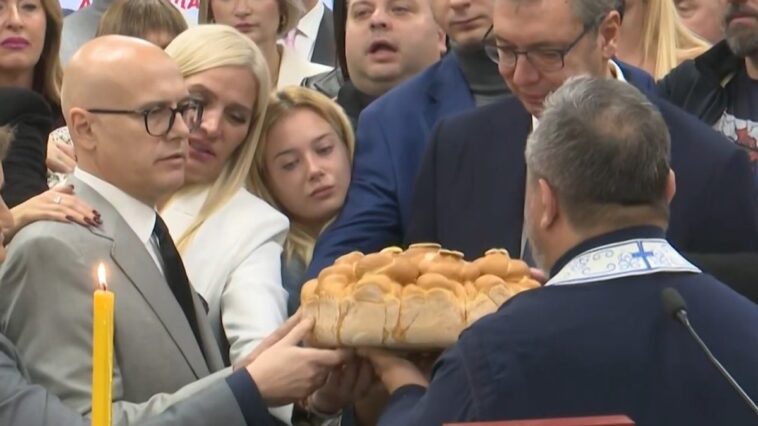 Obraća se Vučić na slavi SNS: Progoniće nas i goniti