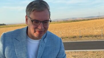 Vučić krenuo u Sremsku Mitrovicu, pa stao na parking da pojede gibanicu i doboš tortu